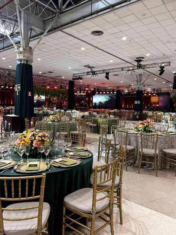 Mesa de buffet com flores suspensas