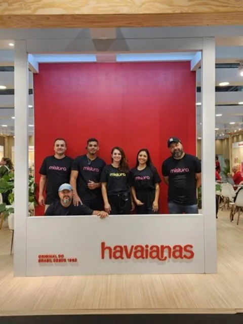 Equipe Mistura no stand Havaianas