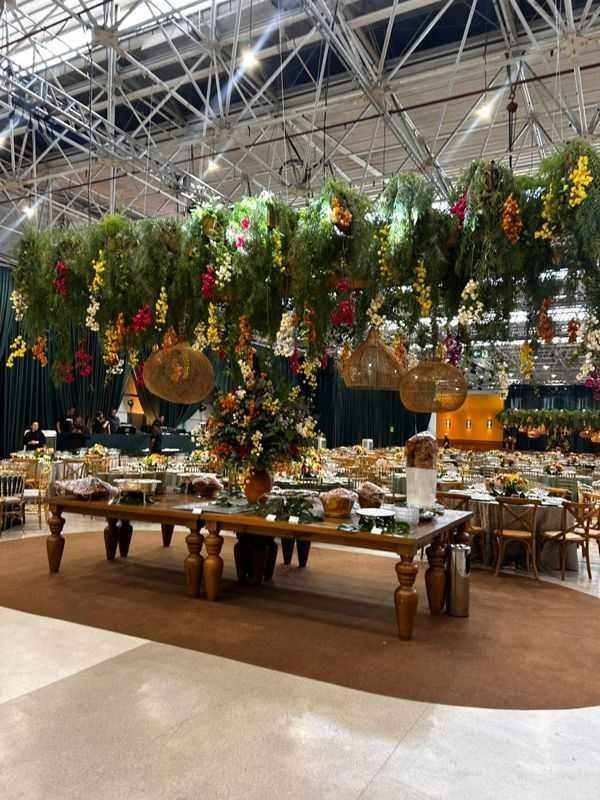 Salão principal com decoração floral