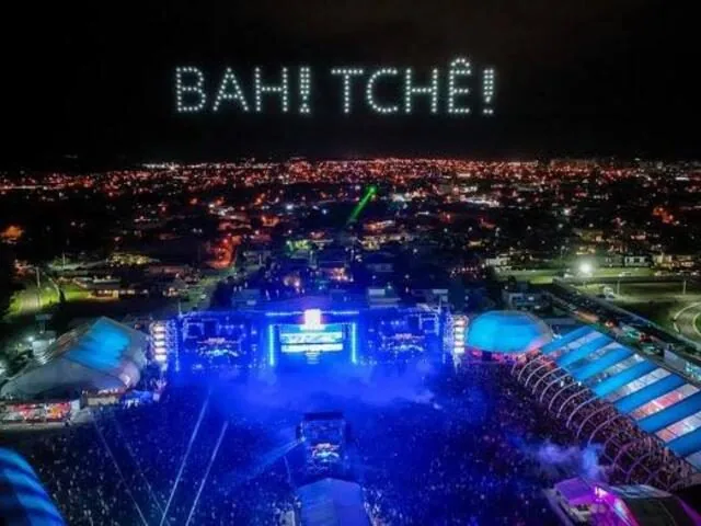 Fim de festival com drones e fogos