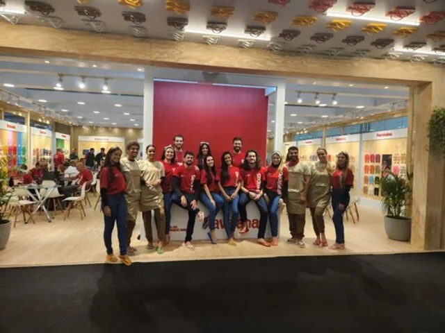 Equipe completa em frente ao stand
