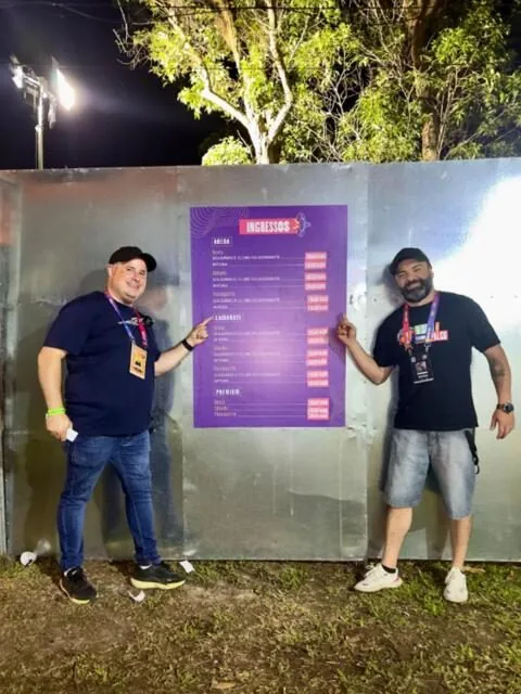 Equipe mostrando os ingressos à venda