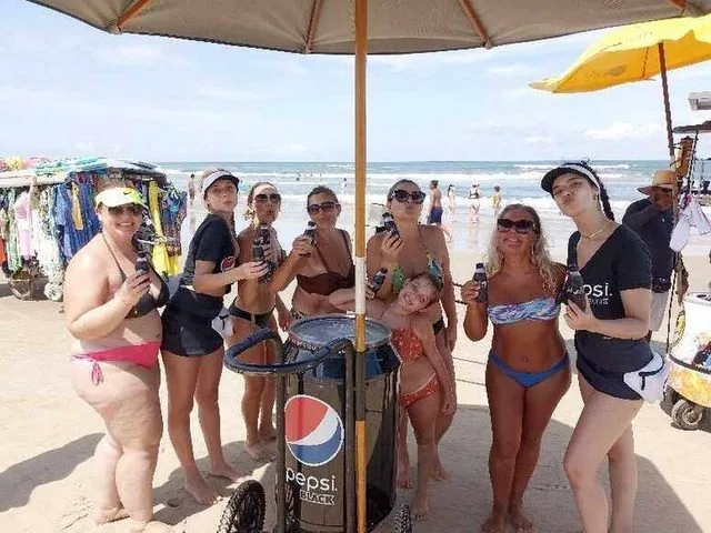 Público reunido em torno do cooler Pepsi Black