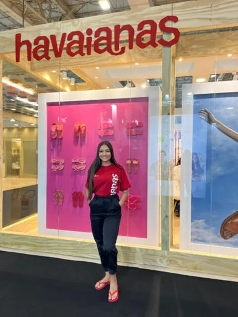 Promotora em frente ao stand Havaianas