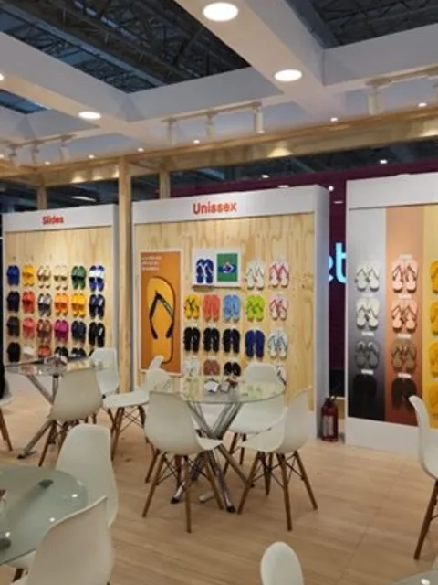 Interior do stand — área de atendimento de clientes