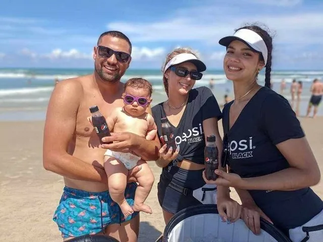Pepsi Black chegando até as famílias na praia