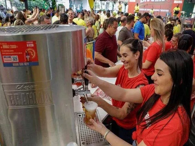 1.800 litros de chopp gelado servidos