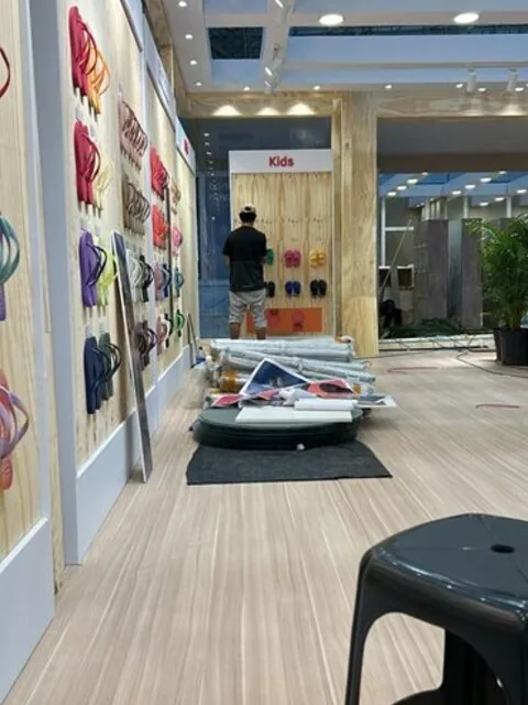 Finalizando montagem do stand
