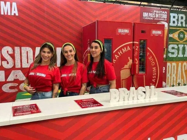 Equipe Brahma pronta para servir