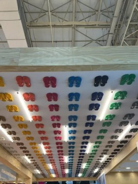 Teto decorado com chinelos Havaianas coloridos